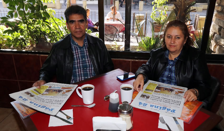 El profesor Juventino Ruffiar Pacheco y Carmen Susana García García, presidenta de Comunidad de Profesionistas Sociales y Humanistas AC; almorzaron en Las Antorchas