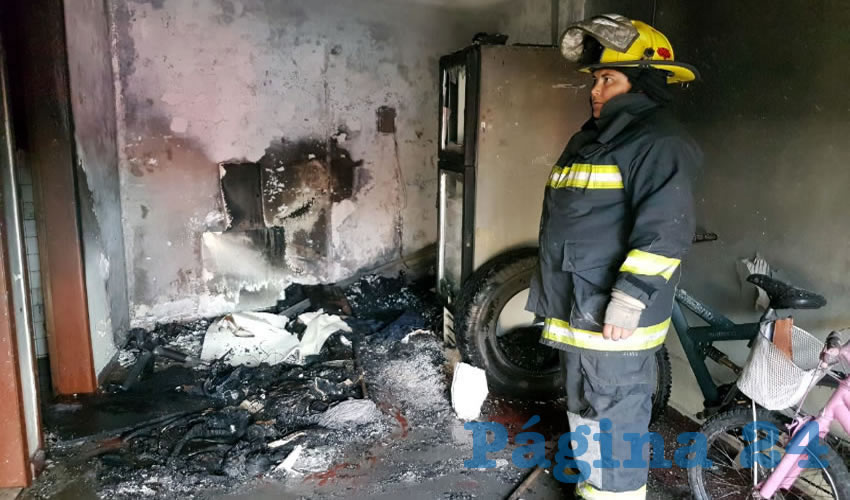 El fuego arras&oacute; con todo lo que hab&iacute;a en la planta baja de la vivienda