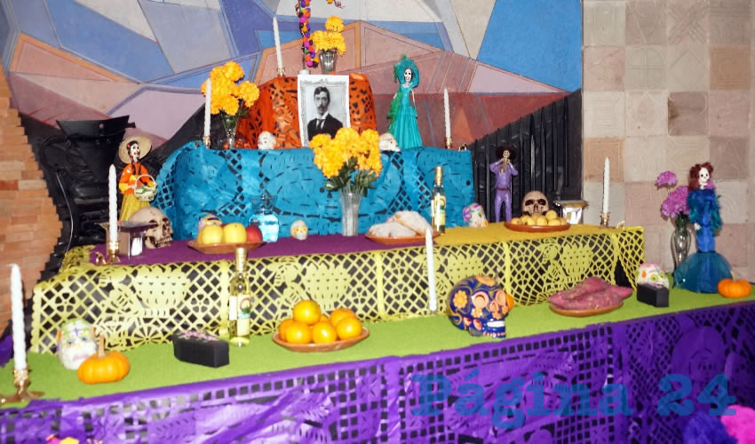 El altar dedicado a Julián Adamé, lleva al centro la fotografía del constituyente zacatecano, acompañado de calaveras y catrines de barro, realizados tomando como base los grabados del artista José Guadalupe Posada (Foto Merari Martínez Castro)