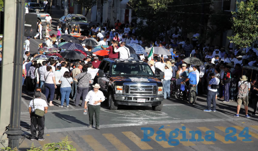 Minutos antes de las 4:00 de la tarde los asistentes a la convocatoria comenzaron a reunirse en la calle Francisco I. Madero frente al Sindicato Ferrocarrilero para marchar a Plaza de Armas