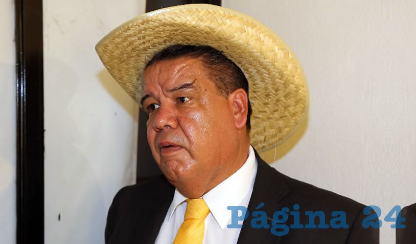 Francisco Flores Flores, dirigente de la agrupaci&oacute;n Cimientos del Magisterio (Foto Eddylberto Lu&eacute;vano Santill&aacute;n)