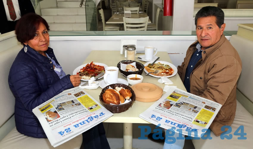 En el restaurante Del Centro compartieron el primer alimento de la mañana Lupita Mendoza Saldívar y José Hernández
