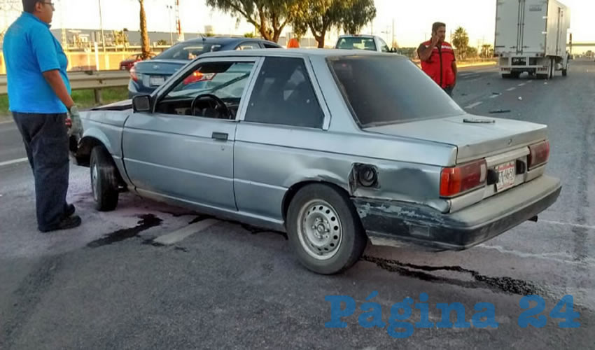 El Nissan Tsuru fue colisionado en el costado trasero izquierdo por lo que se estrell&oacute; de frente contra la parte posterior de un tr&aacute;iler
