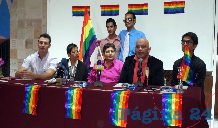 Sara Ortiz representante del colectivo Hijas de la Luna: “Queremos señalar, que esperamos que la LXII Legislatura del Estado de Zacatecas, se comporte a la altura de las circunstancias y haga valer nuestro derecho al trato igual y a la no discriminación que consagra el artículo primero de la Constitución Política de los Estados Unidos Mexicanos” (Foto Merari Martínez Castro)
