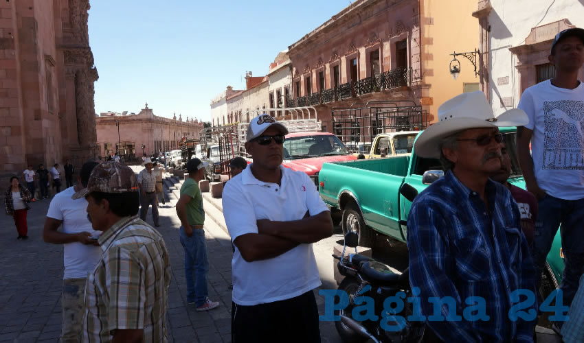 Ganaderos: “El gobierno debe estar para apoyarnos, no para estar en contra de nosotros”, “si no hay rastro nuevo en Zacatecas, no nos moveremos” (Foto Merari Martínez Castro)