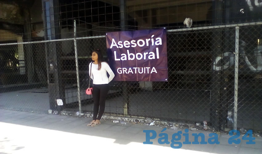 Con mantas que señalan que dan “asesoría laboral gratuita”, un grupo de “abogados” brindan a las personas orientación respecto a sus problemas laborales, captan clientes al brindarles atención directa y oportuna/Foto: Francisco Tapia 
