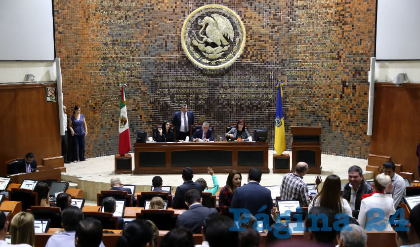 Diputados de Jalisco aprobaron aumentar las multas contra quienes utilicen su celular cuando manejan, pues de acuerdo con la Secretaría de Movilidad, 7 de cada 10 accidentes viales en Jalisco son provocados por esto/Foto: