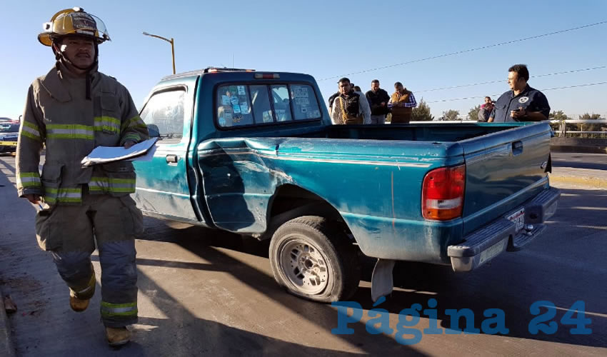 La camioneta Ford Ranger fue embestida en su costado izquierdo y terminó sobre los carriles de contraflujo