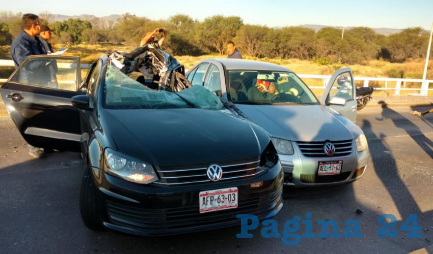 Los autos Vento y Jetta quedaron en los carriles de contraflujo, el primero con severos destrozos