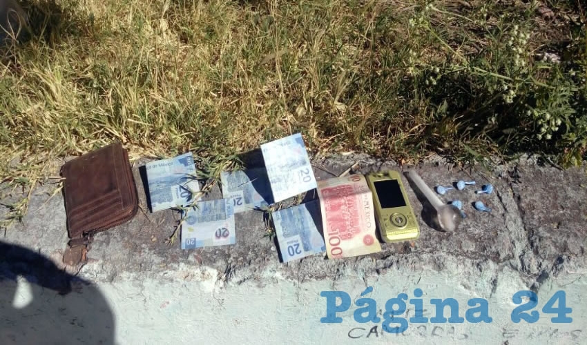 El dinero, celular, la pipa y la droga que portaba Miguel Ángel