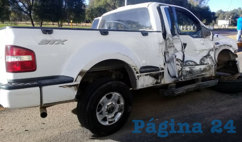La camioneta Ford Lobo Trit&oacute;n qued&oacute; destrozada de su costado derecho