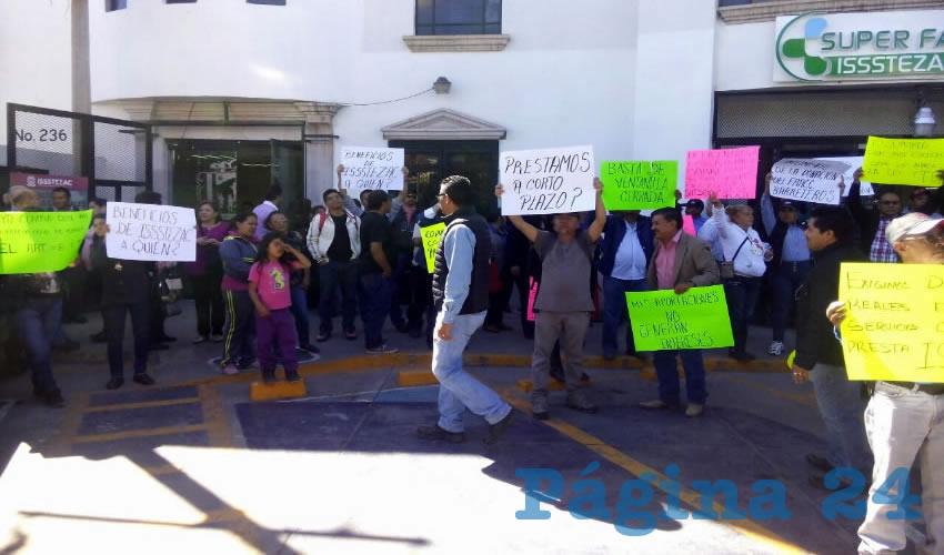 Cerca de 150 trabajadores arribaron a las afueras del edificio del instituto para que posteriormente, una comisión entrara a una mesa de diálogo con Francisco Martínez Muñoz, director del ISSSTEZAC con delegados sindicales de Fresnillo, Río Grande, Guadalupe y Zacatecas (Foto Merari Martínez Castro)