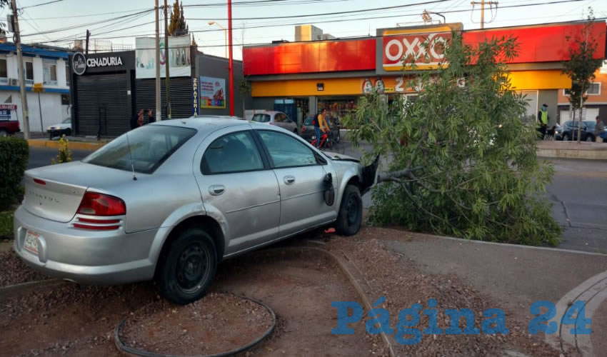 El Chrysler Stratus gris terminó estrellándose contra un árbol, en avenida Aguascalientes Poniente
