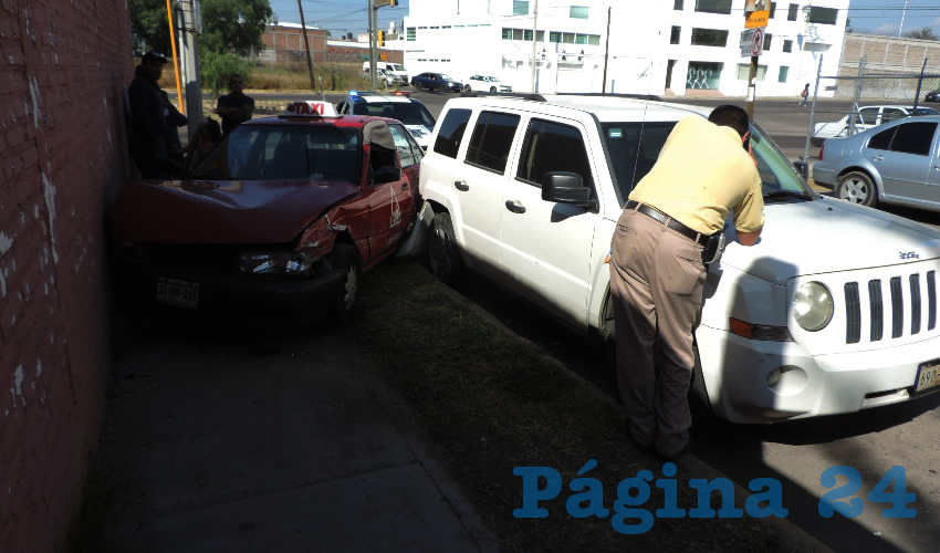Tras ser embestido por un auto Tsuru. el taxi se estampó contra una camioneta estacionada y la barda de una fina, en la calle Diego de Ibarra