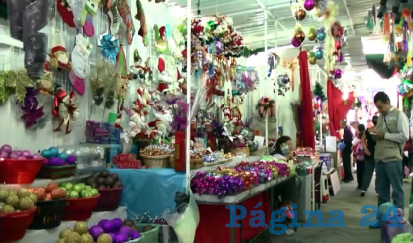 En este año los vendedores de artículos navideños instalados en la metrópoli esperan recuperar lo invertido tras ser reinstalados por el ayuntamiento tapatío por mandato del alcalde emecista Enrique Alfaro/Foto: Francisco Andalón López