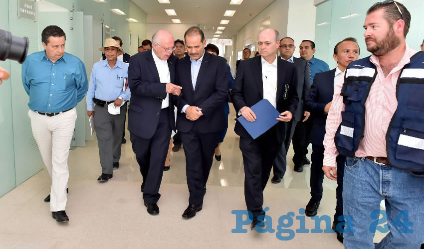 Foto de archivo del recorrido del secretario de Salud José Narro, acompañado del gobernador Martín Orozco, por el nuevo Hospital Hidalgo en agosto de este año
