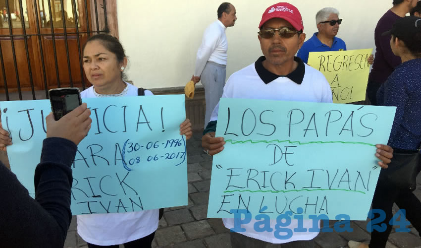 Los padres de Erick Iván, joven estudiante que fue asesinado a sus apenas 21 años de edad en la calle Doctor Hierro en pleno Centro Histórico de la capital el pasado 8 de julio: Si el gobernador no puede hacer frente a este clima violento que azota al estado “que renuncie, porque usted se comprometió a que todo sería diferente, que todo iba a mejorar, que era garantía, garantía de qué, de más violencia, inseguridad y muertes” (Foto Cristo González)