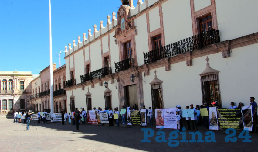 Familiares de Antonio Troncoso Escareño y Rosalía Ramírez Quireza, administrativos de la Secretaría de Seguridad Pública (SSP) que siguen desaparecidos, fueron quienes encabezaron la manifestación de ayer en la capital, saliendo desde el Caballito de González Ortega hasta Plaza de Armas donde concluyó la protesta dominical (Foto Rocío Castro Alvarado / Cristo González)