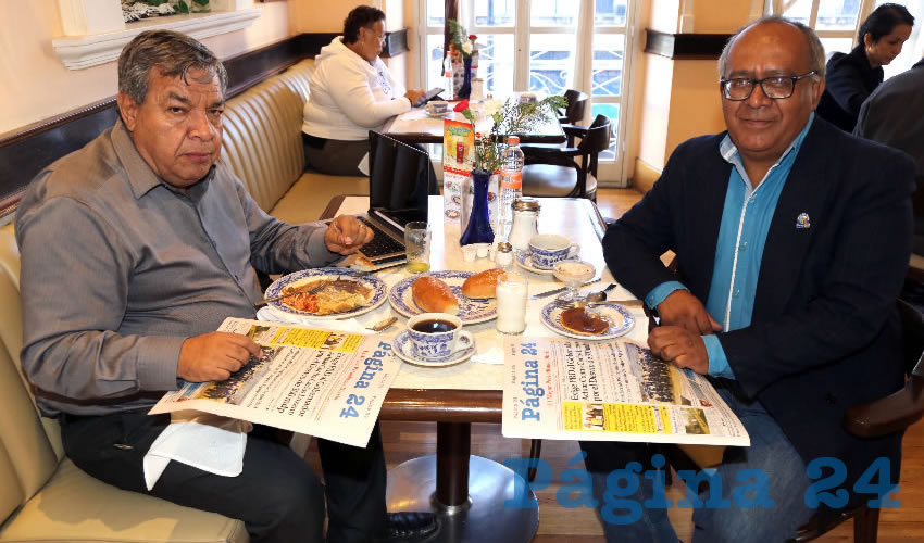 En Sanborns Francia almorzaron Arturo Limón Domínguez, doctor en psicología, y Gustavo Meza Medina, maestro en la Universidad Pedagógica Nacional