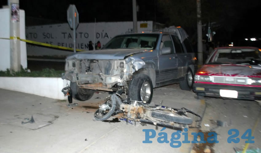 El motociclista le cerró el paso a la camioneta y ésta, sin control, embistió a dos adolescentes que esperaban un camión