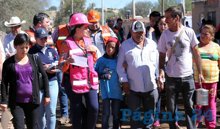 Durante el recorrido, Tere Jiménez constató los trabajos que se realizan en la Colonia Industrial para la reposición de las redes de agua potable