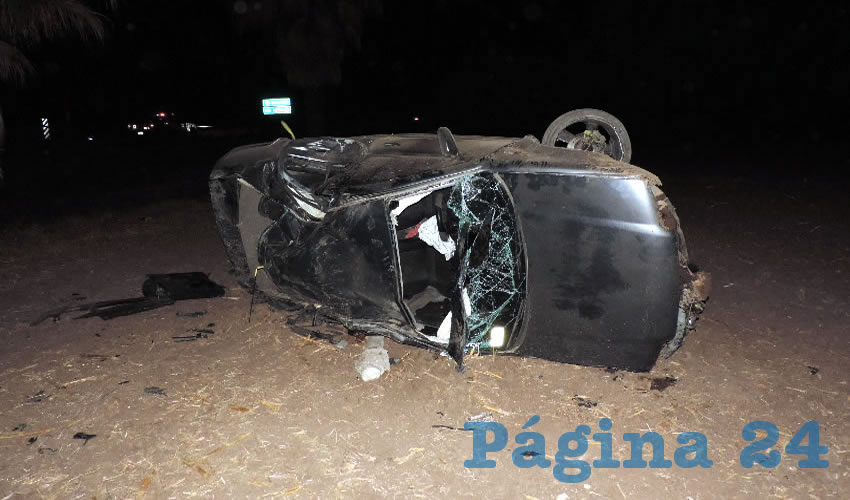 El vehículo Volkswagen Jetta terminó destrozado, luego de salir del camino y dar varias volteretas sobre la carretera federal 71