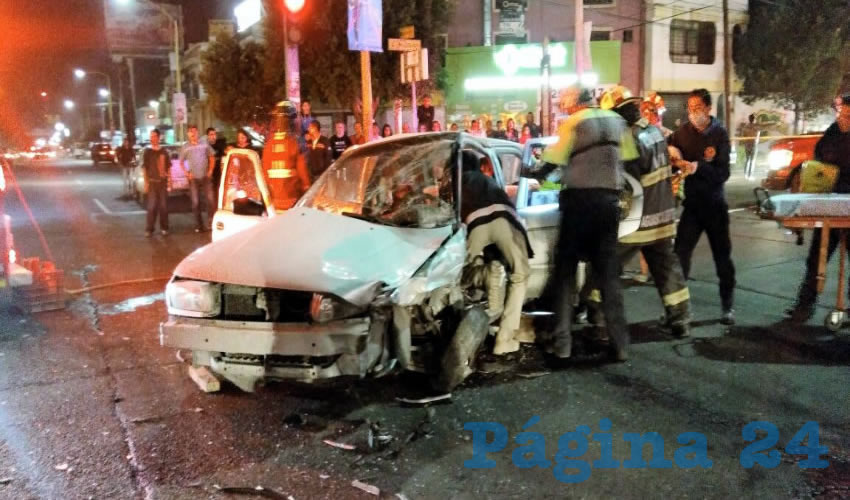 La unidad Nissan Tsuru, que era guiada por Armando Dávila Ortiz