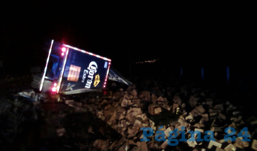 El tractocamión, con dos cajas repletas del producto, se volcó en la carretera federal 45 norte
