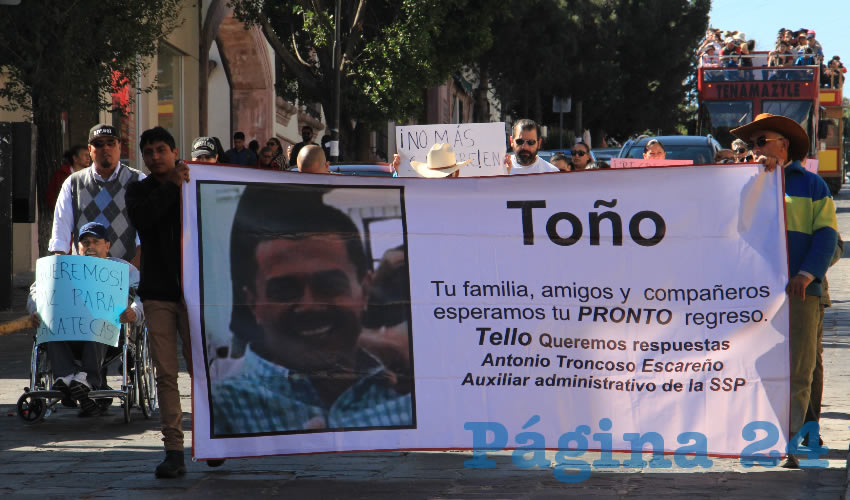 “Salimos a dar la cara, salimos a protestar por la muerte de nuestros familiares y desaparecidos. Pues casi se cumple un mes de la desaparición de Rosalía y Toño, a lo cual no ha habido respuesta. Exigimos al gobierno que haga su trabajo. Queremos que las fuerzas castrenses tomen en sus manos la seguridad en Zacatecas porque no hay respuesta a la inseguridad”, insistió Hernández Ríos.