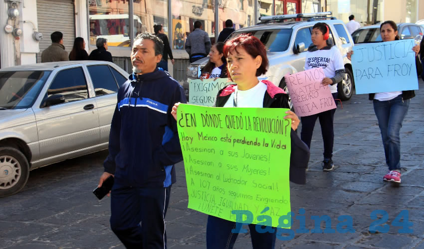 “¡Regresen a Toño y a Rosalía!, ¡Toño, esperamos tu regreso, queremos respuestas!, ¡No más sangre en Zacatecas!, ¡Justicia para Froy Iram!” fueron algunas de las consignas que también quedaron plasmadas en cartulinas (Foto Rocío Castro Alvarado)