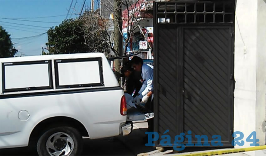 Peritos retiran el cadáver de Jorge Humberto Muñoz Monreal, quien el pasado lunes se mató en su casa del fraccionamiento Lomas de Vista Bella