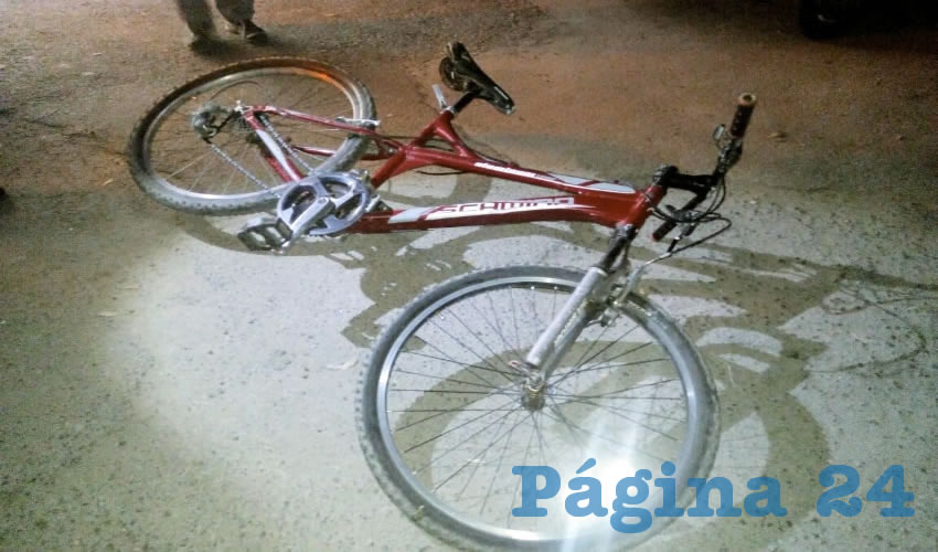 La bicicleta que tripulaba el hoy herido, quien atravesaba bulevar a Zacatecas