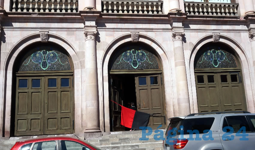 Desde las 7 horas fue que las banderas rojinegras fueron colocadas en diferentes edificios de la máxima casa de estudios de la entidad (Foto Merari Martínez Castro)