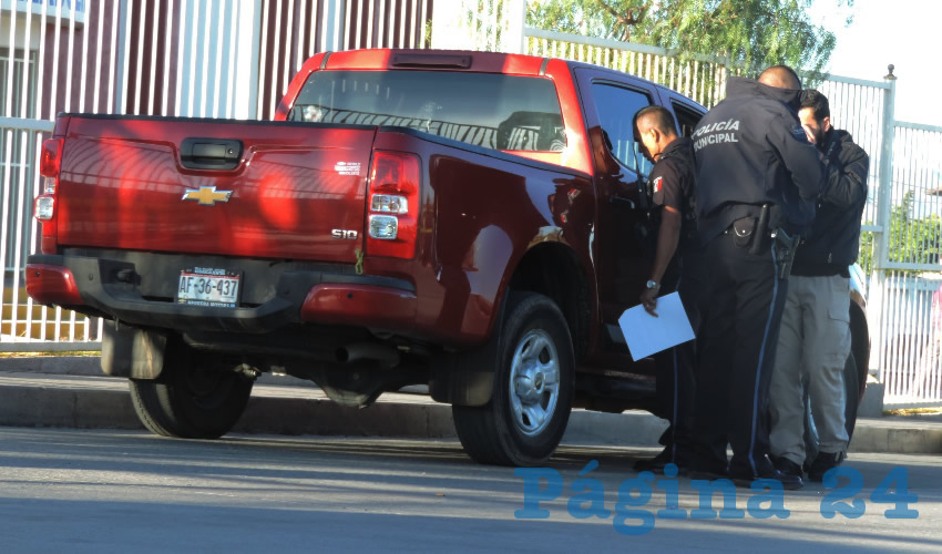 Peritos de la Fiscalía General del Estado al momento de realizar las primeras indagatorias en el sitio de los sangrientos hechos