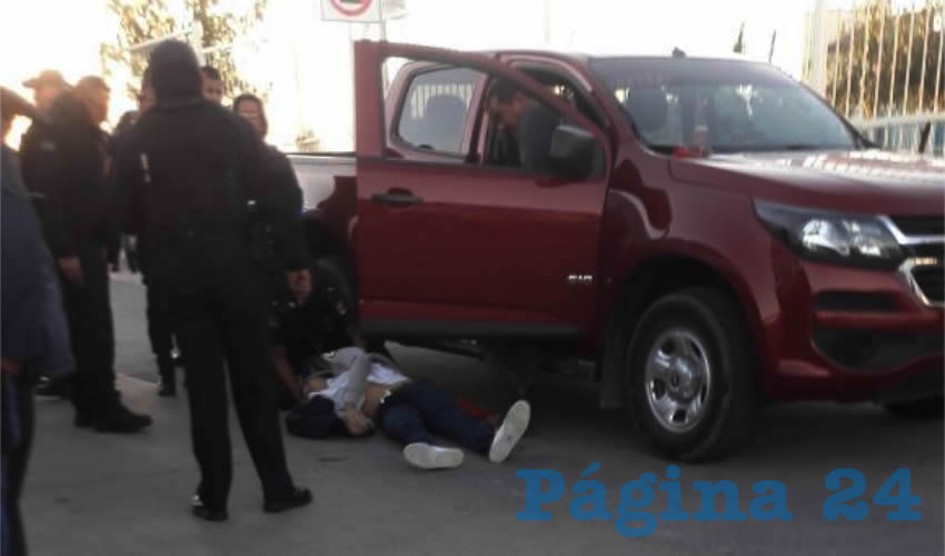 Alfredo Mariscal Ortega fue recostado junto a la camioneta; fue trasladado a la Clínica 2 del IMSS, en donde murió