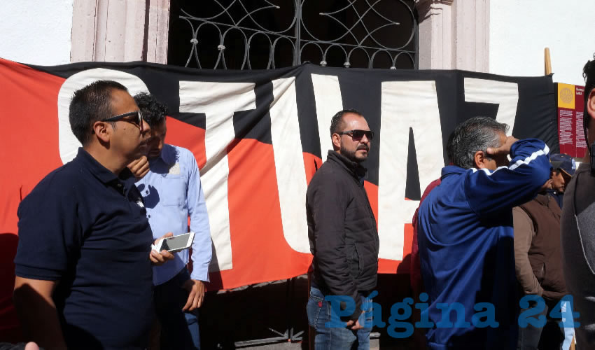 “¡Domínguez culero, dejaste un agujero!, ¡a volar, a volar, aviadores de la UAZ!, ¡la crisis de la UAZ no es culpa del STUAZ!”, fueron las principales consignas que los sindicalizados enfatizaron en la caminata que inició a la altura de la Unidad Académica de Ingeniería en la avenida López Velarde, Guerrero, Allende, callejón Víctor Rosales y concluyó en la Rectoría (Fotos: Merari Martínez Castro)