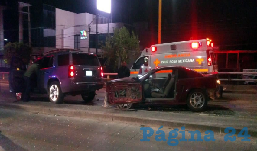 El automóvil Mustang se estampó contra la barra de contención y luego su portezuela izquierda fue colisionada por la camioneta Tahoe
