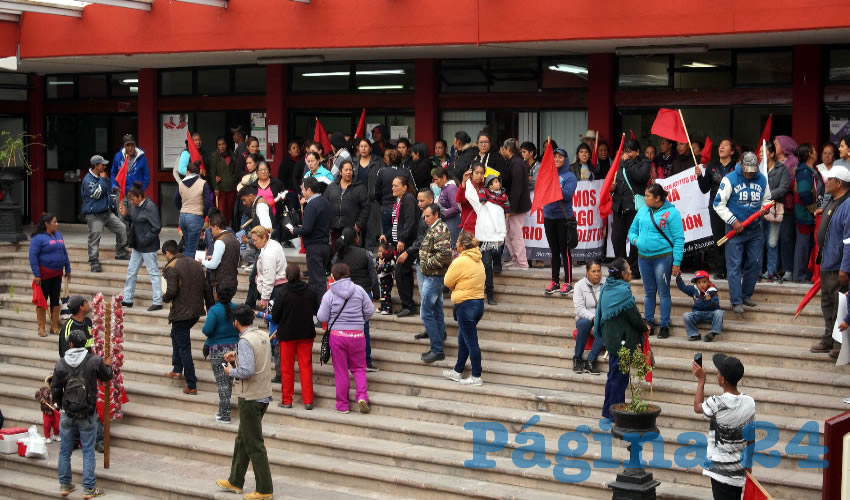 Al llegar al edificio burocrático se manifestaron a las afueras, ocasionando congestionamiento vial en la zona de la capital para exigir diálogo con la priísta (Foto Merari Martínez Castro)