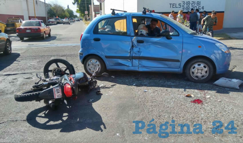 A ra&iacute;z del fuerte choque, el motociclista y la copiloto fueron hospitalizados en la Cl&iacute;nica 2 del IMSS