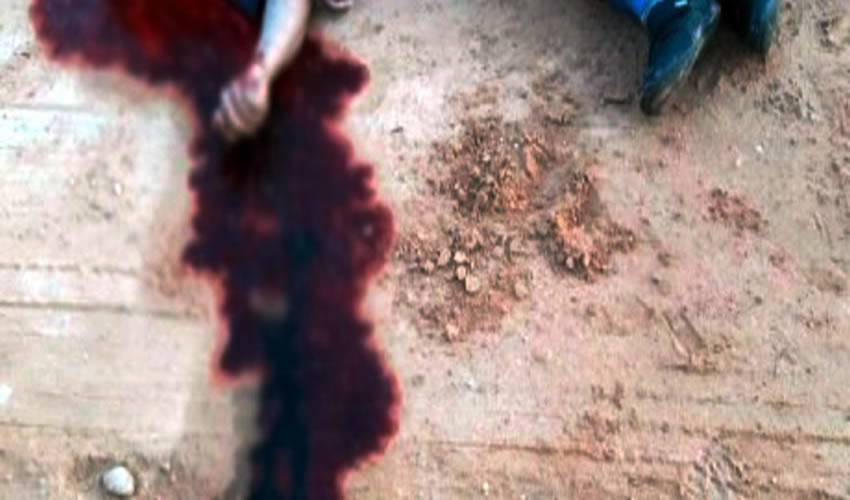 El cadáver del “desconocido” en un charco de sangre