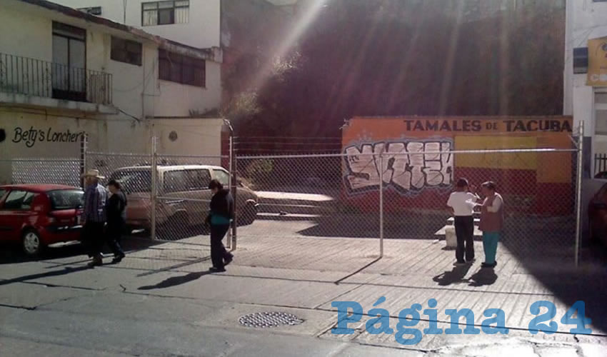 Este tipo de actos pasa en la capital pese a que autoridades viales presumen que han retirado tubos y botes que obstruyen la vía pública en diferentes colonias (Foto Cristo González)