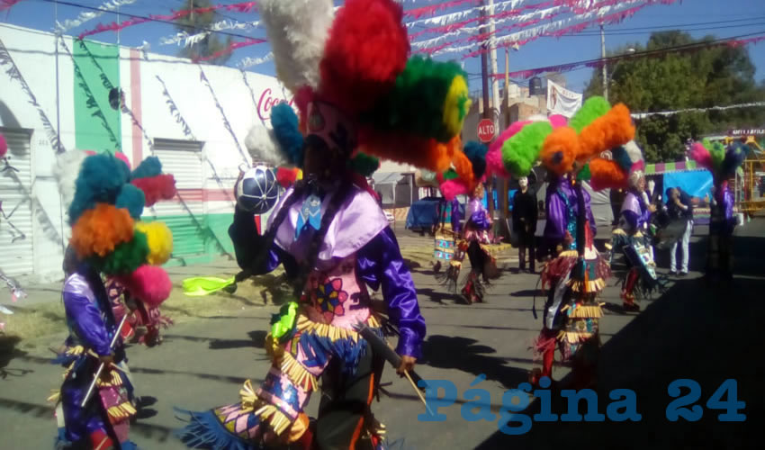 Varios grupos de danzantes desfilaron por avenida Madero