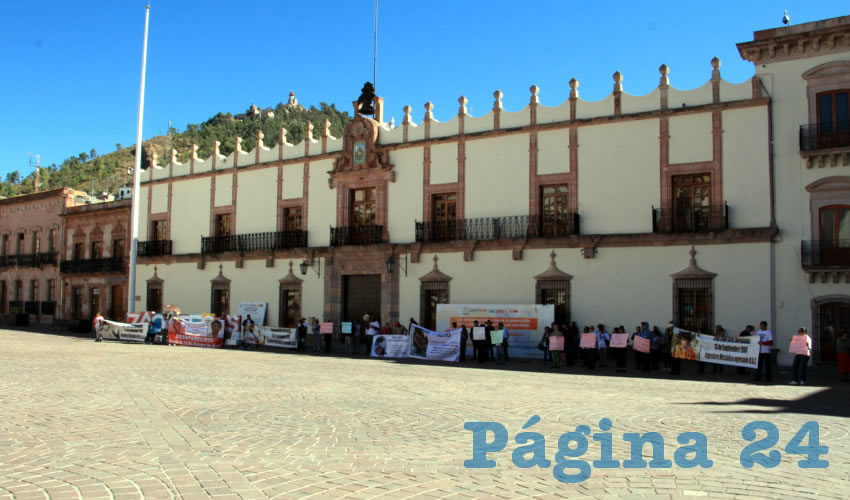 Manifestantes: “No vamos a dejar de exigir la paz, la seguridad, justicia y paz para los zacatecanos porque es una exigencia común. El gobernador tiene que hacernos caso. Ya es la sexta marcha, y así pudiera ser la 20, vamos a estarla haciendo cada domingo” (Fotos Rocío Castro Alvarado)
