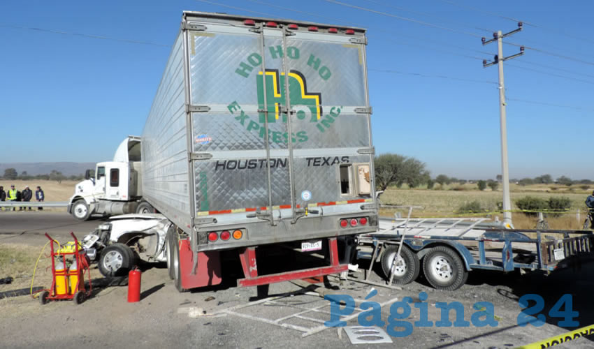 La camioneta Chevrolet se estamp&oacute; contra la caja del tr&aacute;iler y qued&oacute; debajo de &eacute;sta