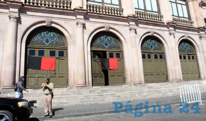 Los profesores exigen que la Rectoría liquide el adeudo de 17 millones de pesos que mantiene a por lo menos 300 de los 541 profesores del Programa de Estímulos a la Carrera Docente en paro laboral desde la semana pasada (Foto Rocío Castro Alvarado)