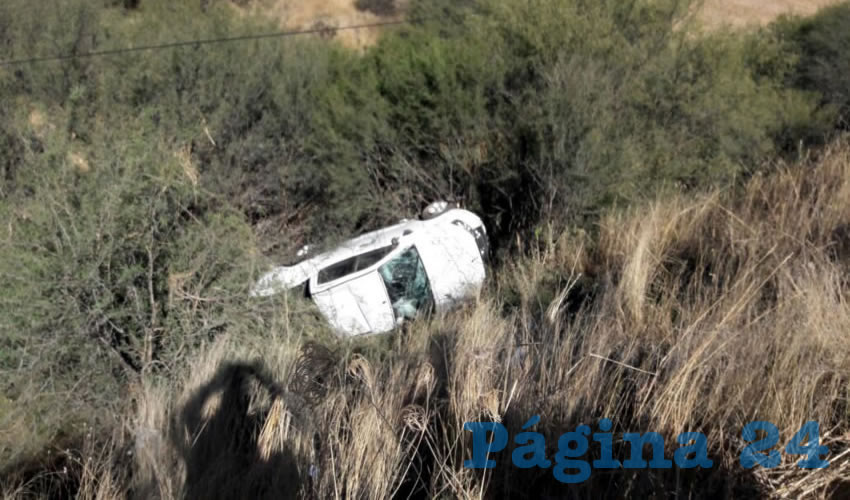 La Ford Ranger cay&oacute; en un desnivel y se volc&oacute;
