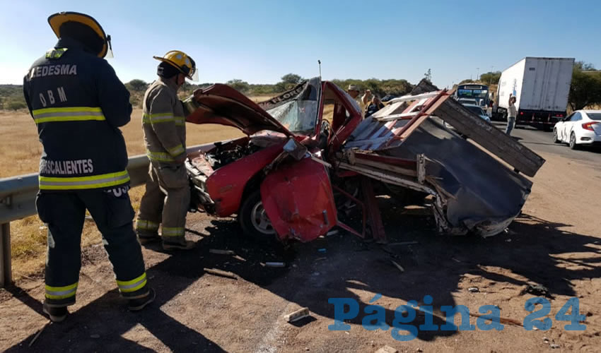 La camioneta Nissan, estaquitas, qued&oacute; totalmente destrozada