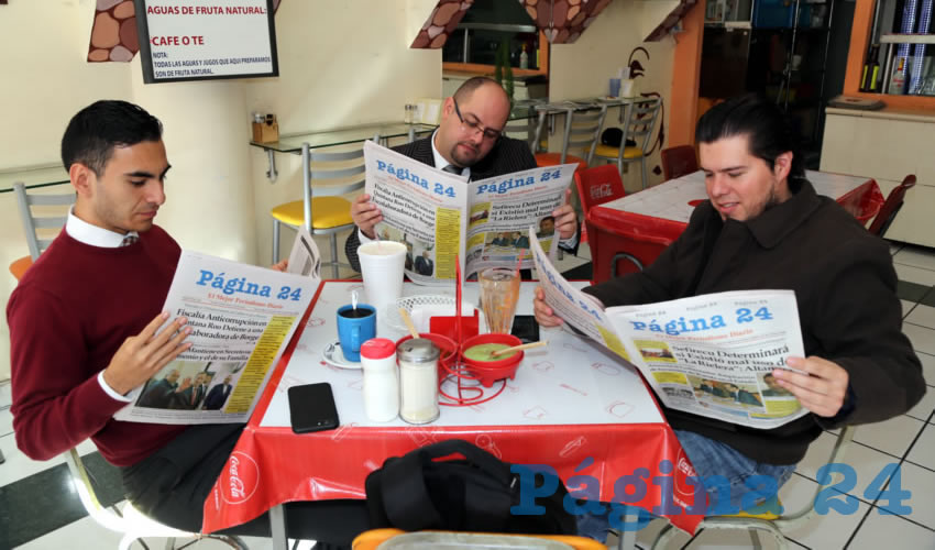 En Fuente de Sodas Mapi almorzaron Javier Soto Reyes, Aquiles Romero González, secretario general del Congreso del Estado; y Juan Carlos Raya Gutiérrez