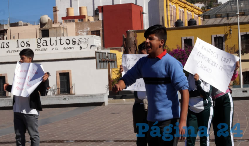 Cristian Antoni Martínez García, líder estatal de la Federación Nacional de Estudiantes Revolucionarios Rafael Ramírez (Fenerrr) comentó que el pliego petitorio fue entregado al municipio hace 10 meses y al momento no se les ha resuelto nada (Foto Merari Martínez Castro)