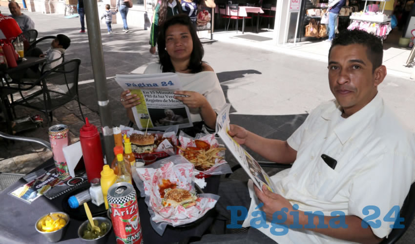 En BX Burgers compartieron los alimentos Teresa Reyes Macías y Juan Carlos Trujillo Hidalgo